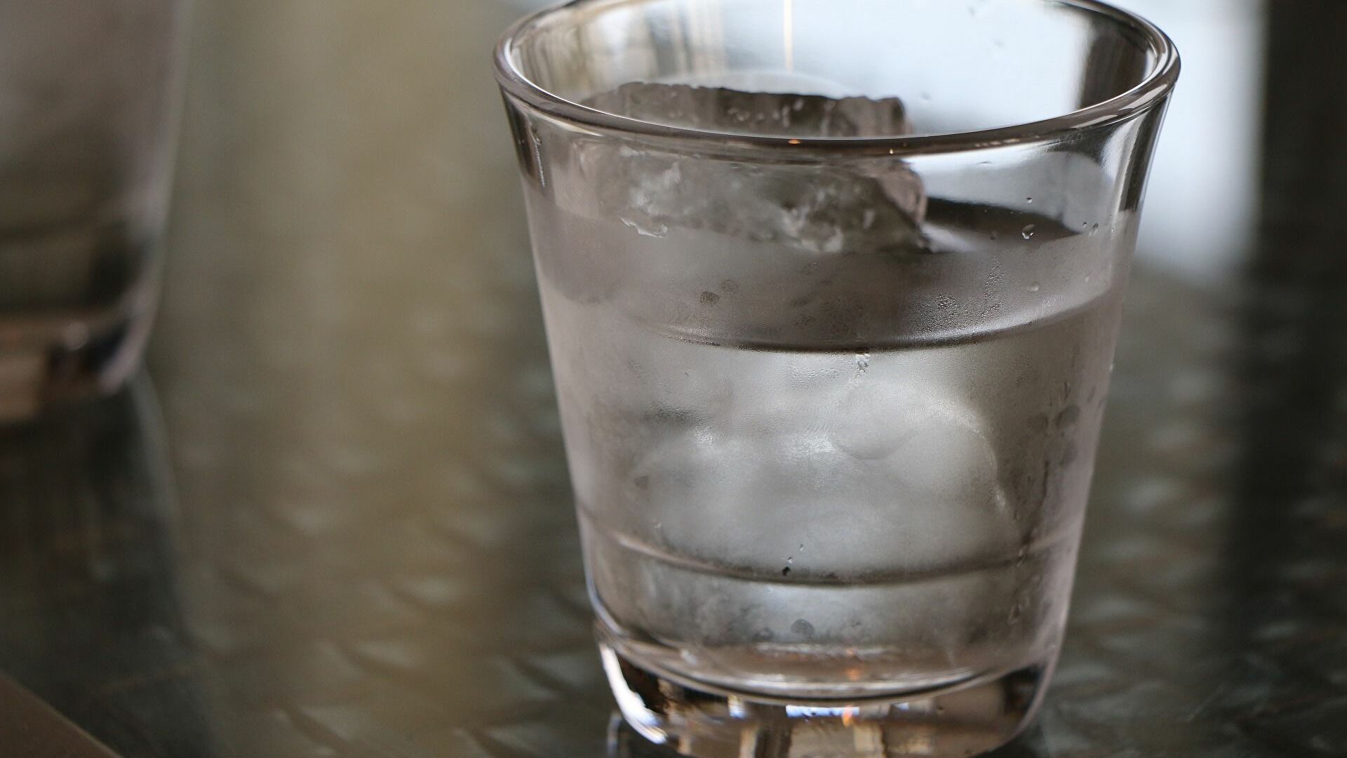 Диетолог рассказал, какую воду лучше пить 