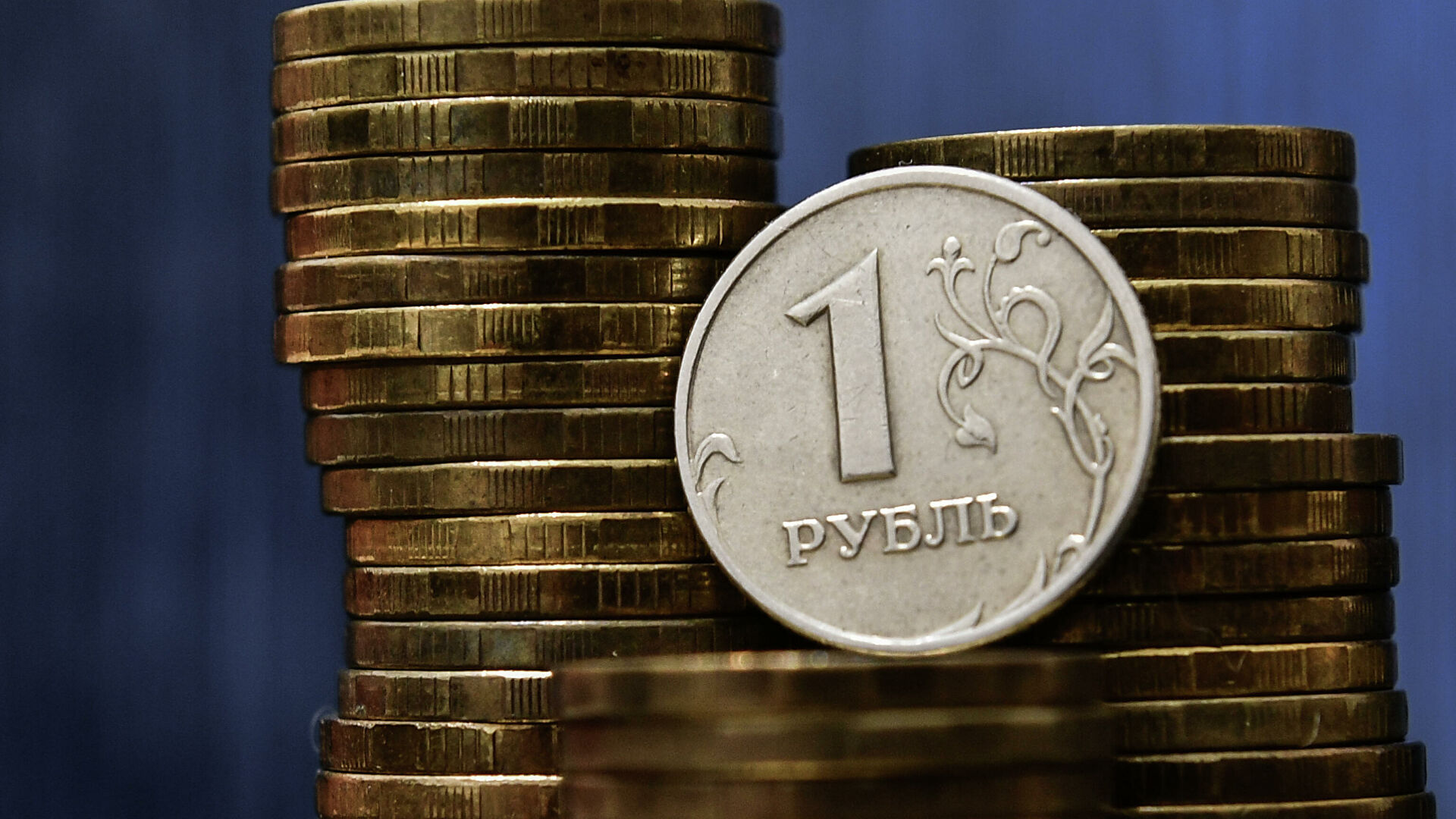 Рубль  укрепляется по отношению к доллару и евро. Названа причина 