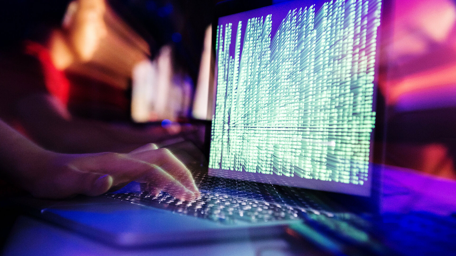 Спецслужбы США сообщили о слежке за иностранными хакерами 