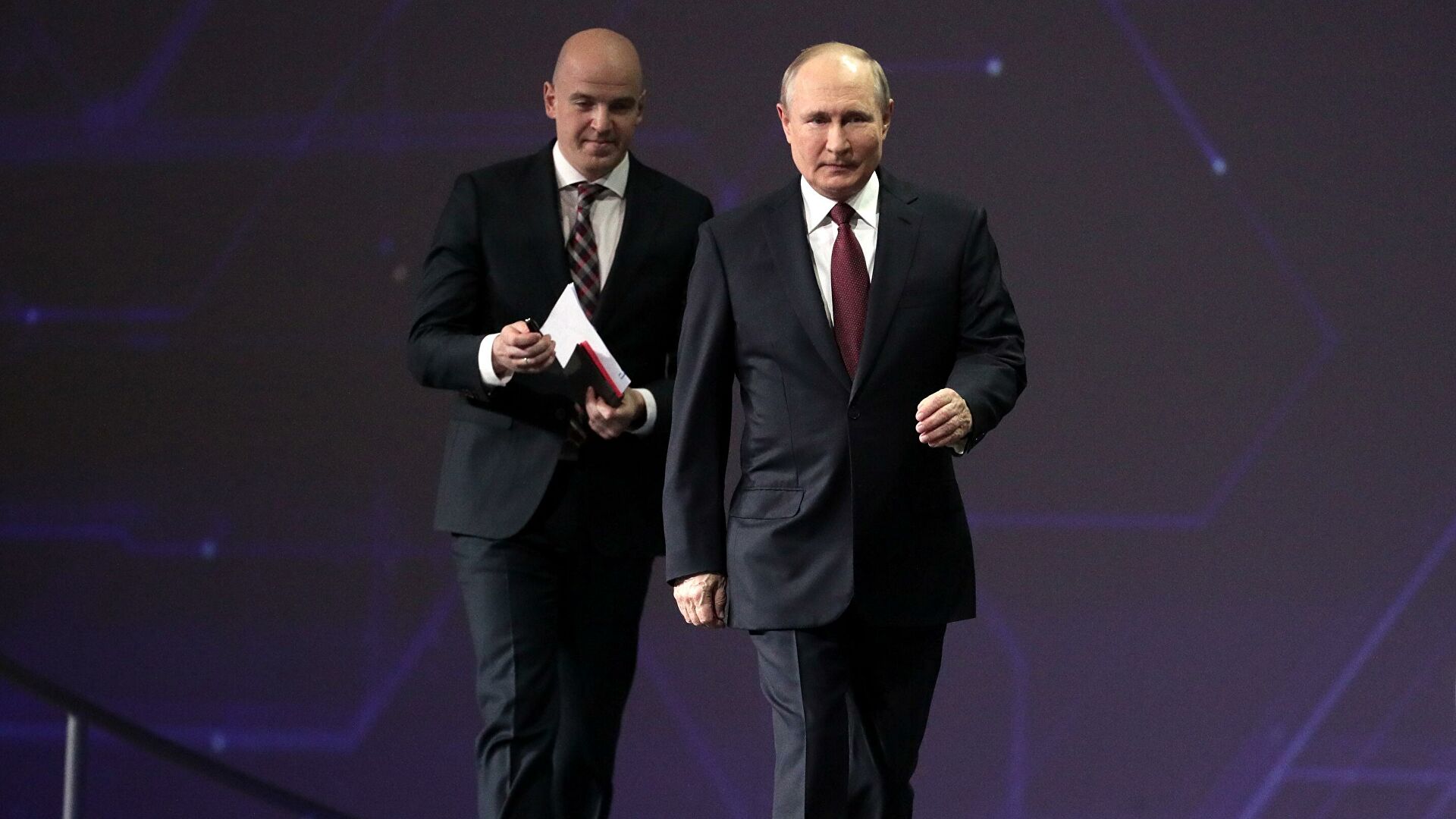 Путин предложил отменить согласование с ФАС ряда сделок по слиянию Путин предложил отменить согласование с ФАС ряда сделок по слиянию