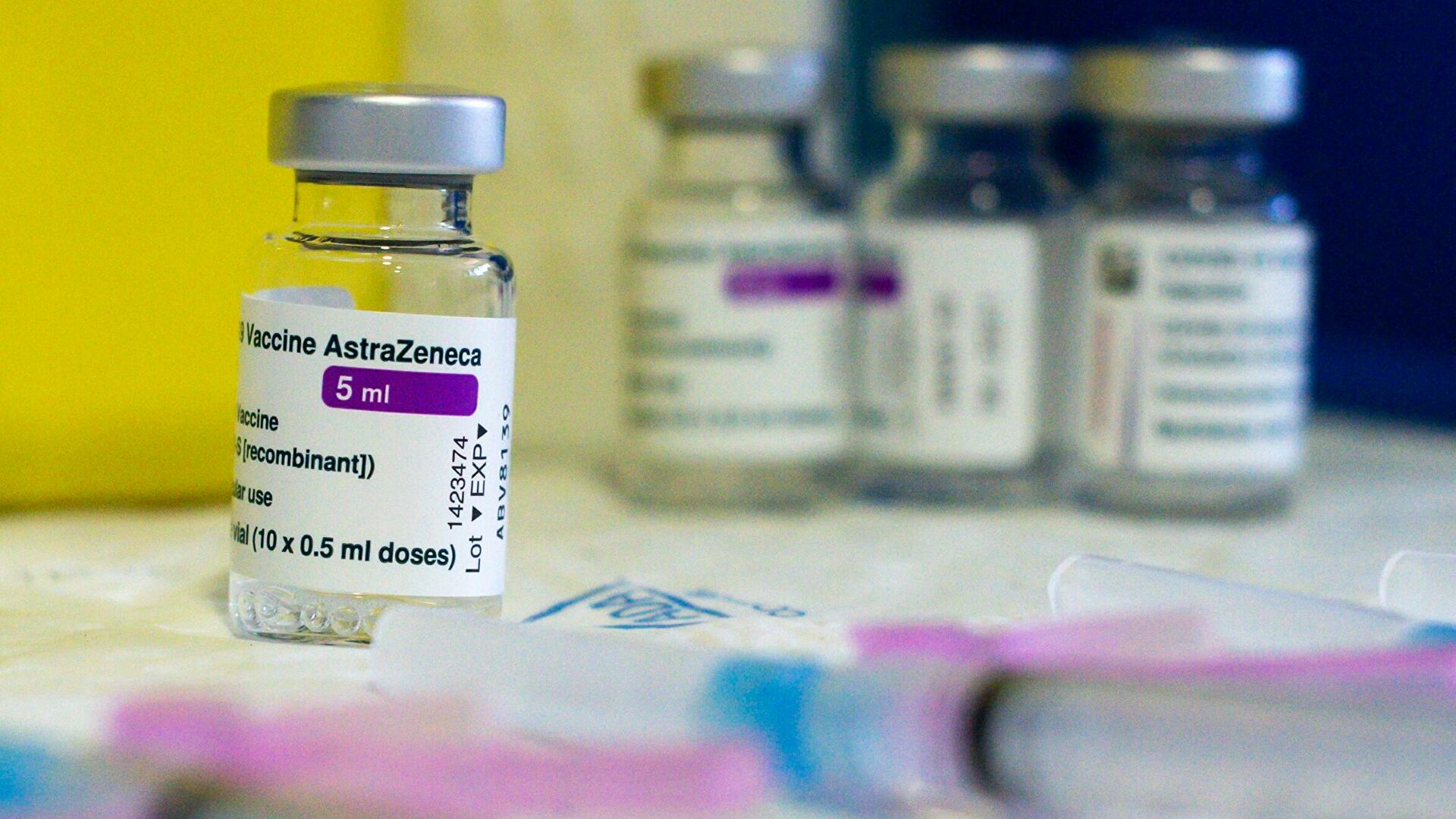 Ученые признали побочные эффекты вакцины AstraZeneca 