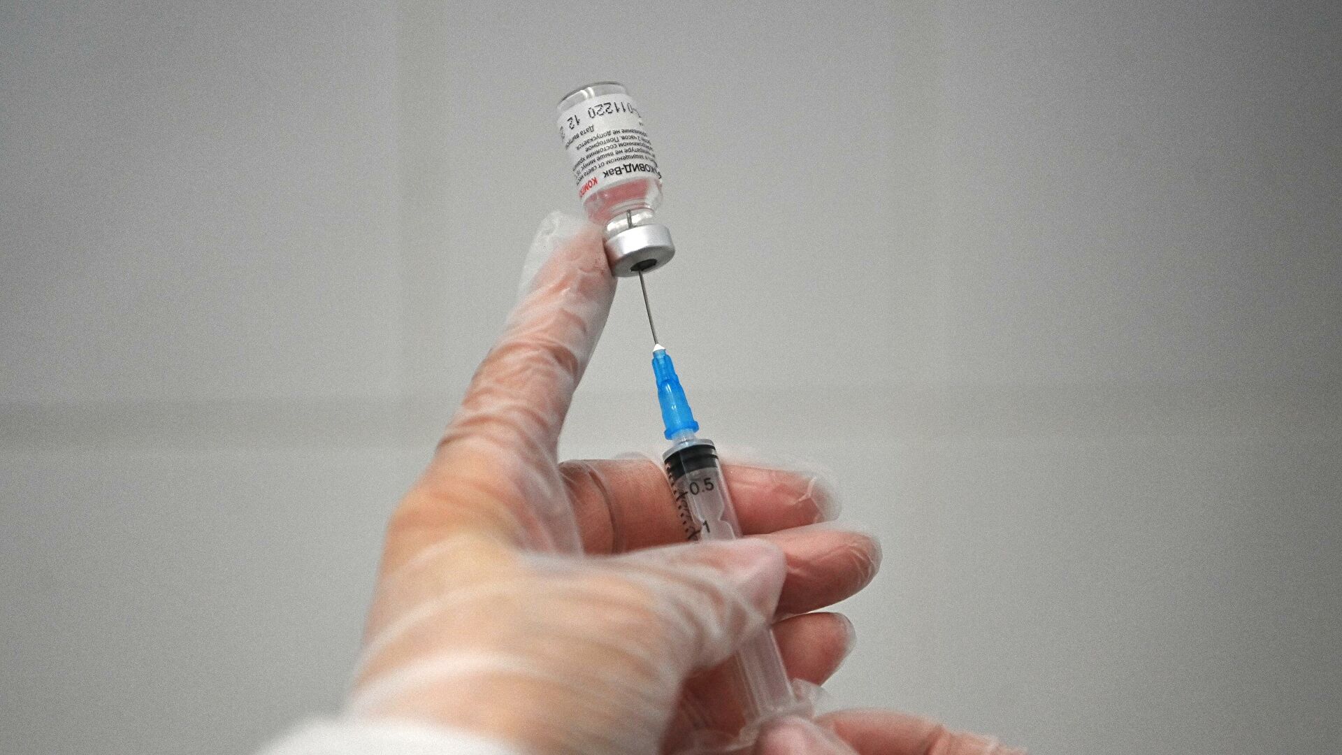 В Кремле оценили темпы вакцинации от коронавируса в России 