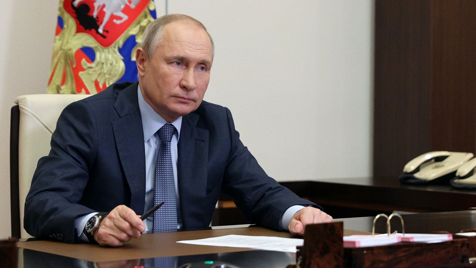 Путин отслеживает ситуацию с коронавирусом, заявил Песков 