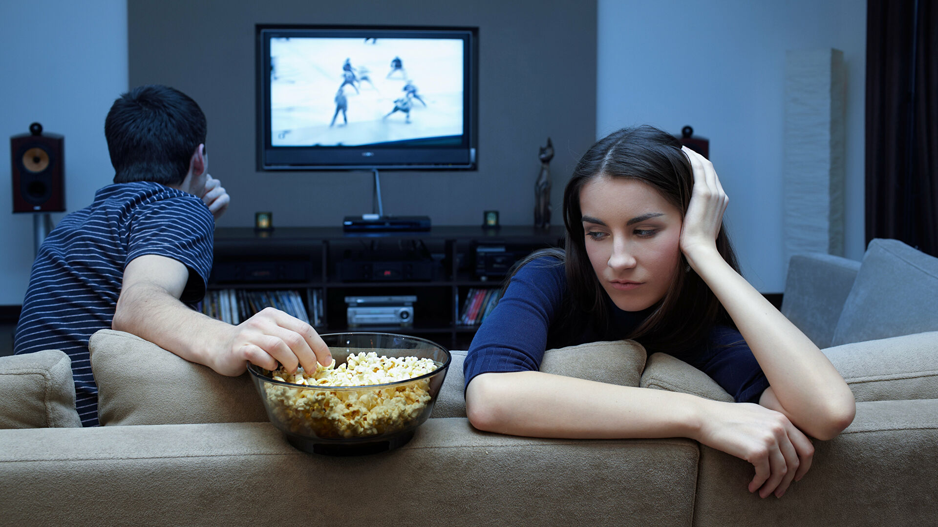 Пока родители смотрят телевизор. Сидит перед телевизором. Человек перед телевизором. Девушка перед телевизором. Мужчина у телевизора.