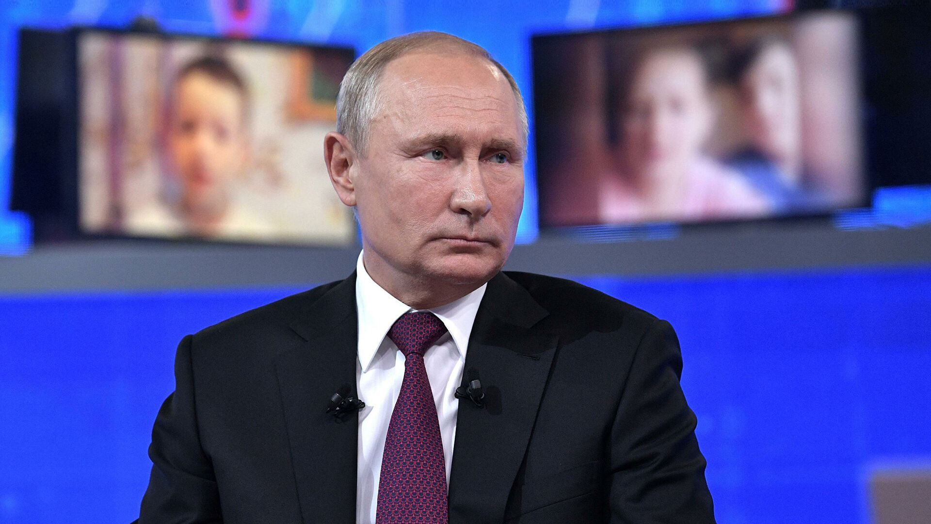 Путин пообщается с россиянами в формате прямой линии Путин пообщается с россиянами в формате прямой линии