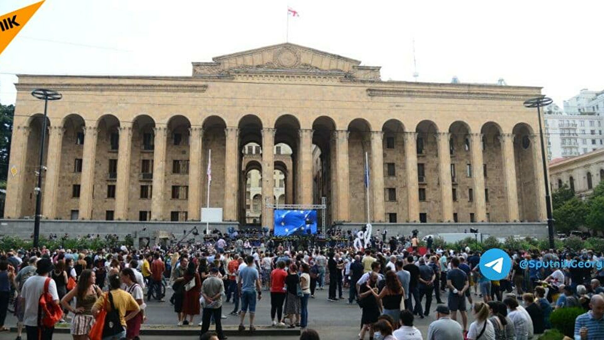 В Тбилиси протестующие закидали офис правящей партии яйцами 