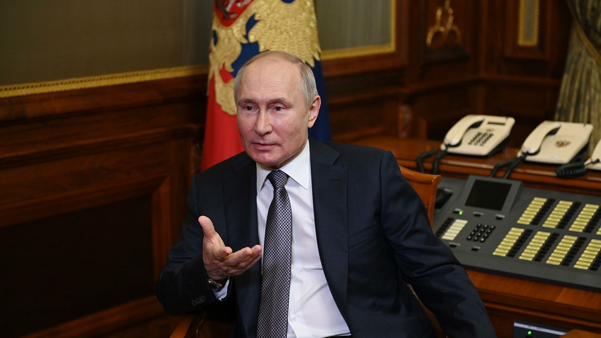 Песков ответил на вопрос, работает ли Путин над новой статьей 