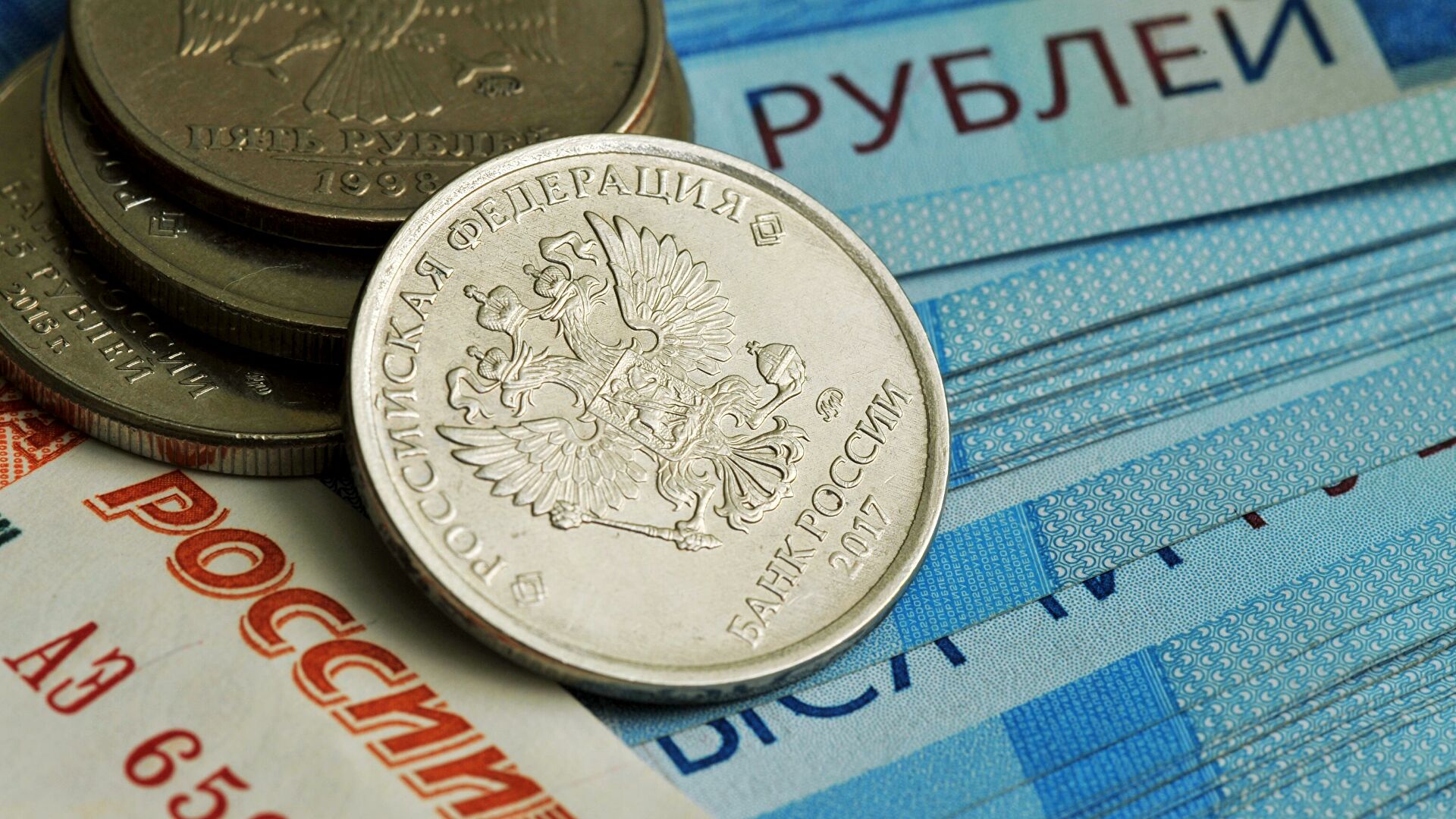 Рубль падает вслед за нефтью после решения ОПЕК+ Рубль падает вслед за нефтью после решения ОПЕК+