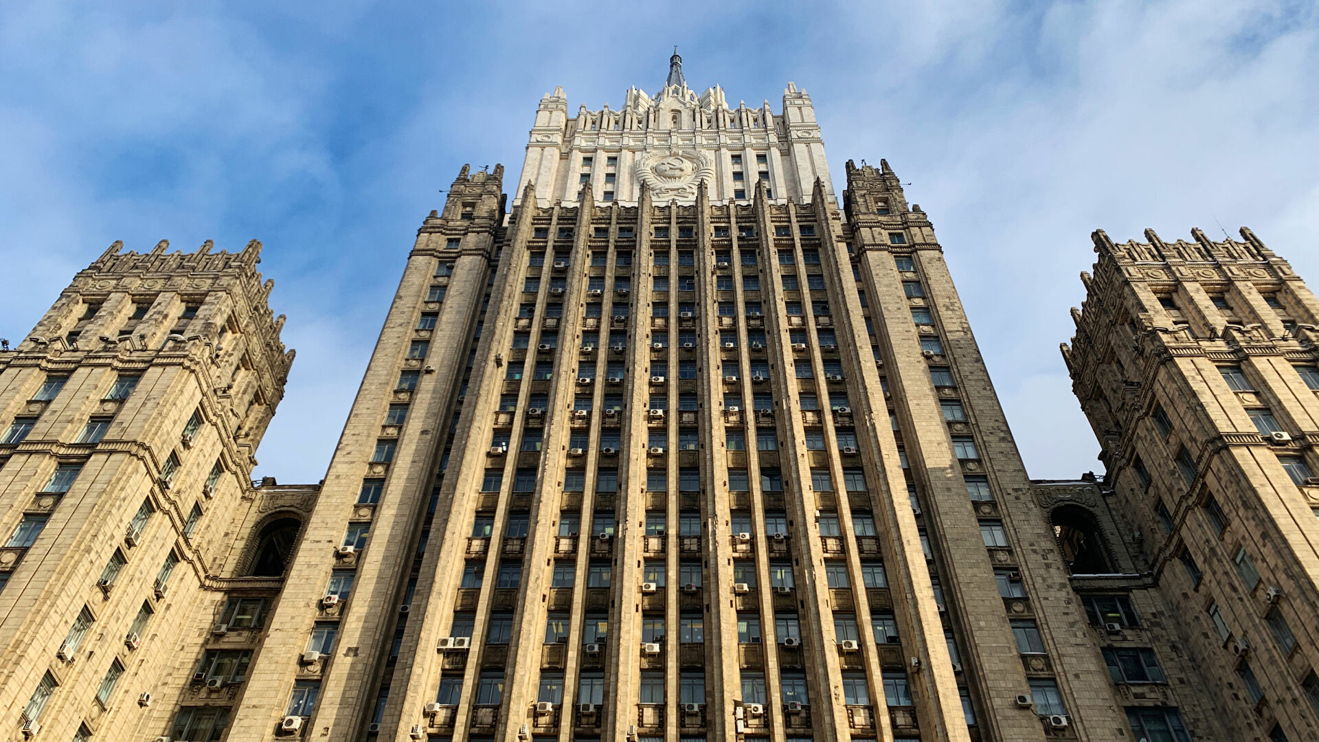 МИД назвал актом вандализма снос воинского мемориала во Львове МИД назвал актом вандализма снос воинского мемориала во Львове