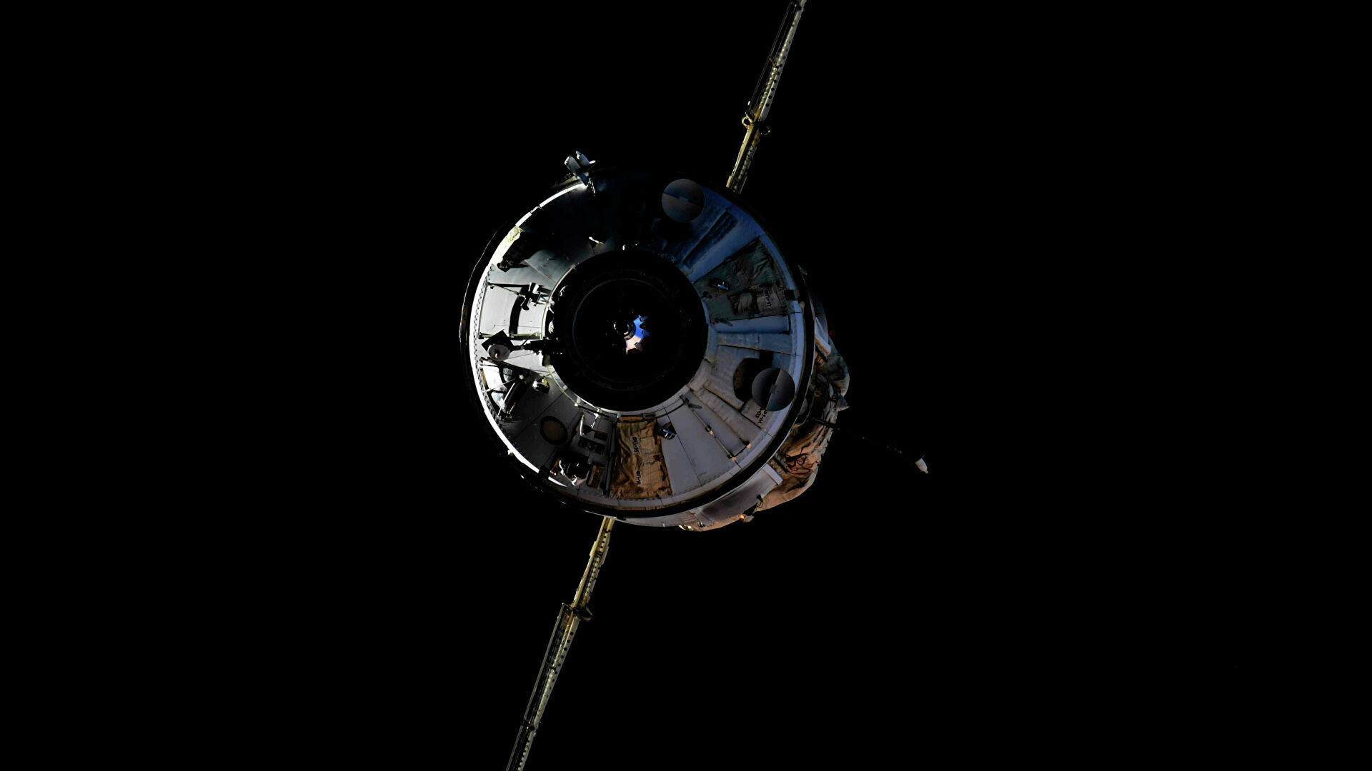 Космонавты впервые открыли люк в модуль 