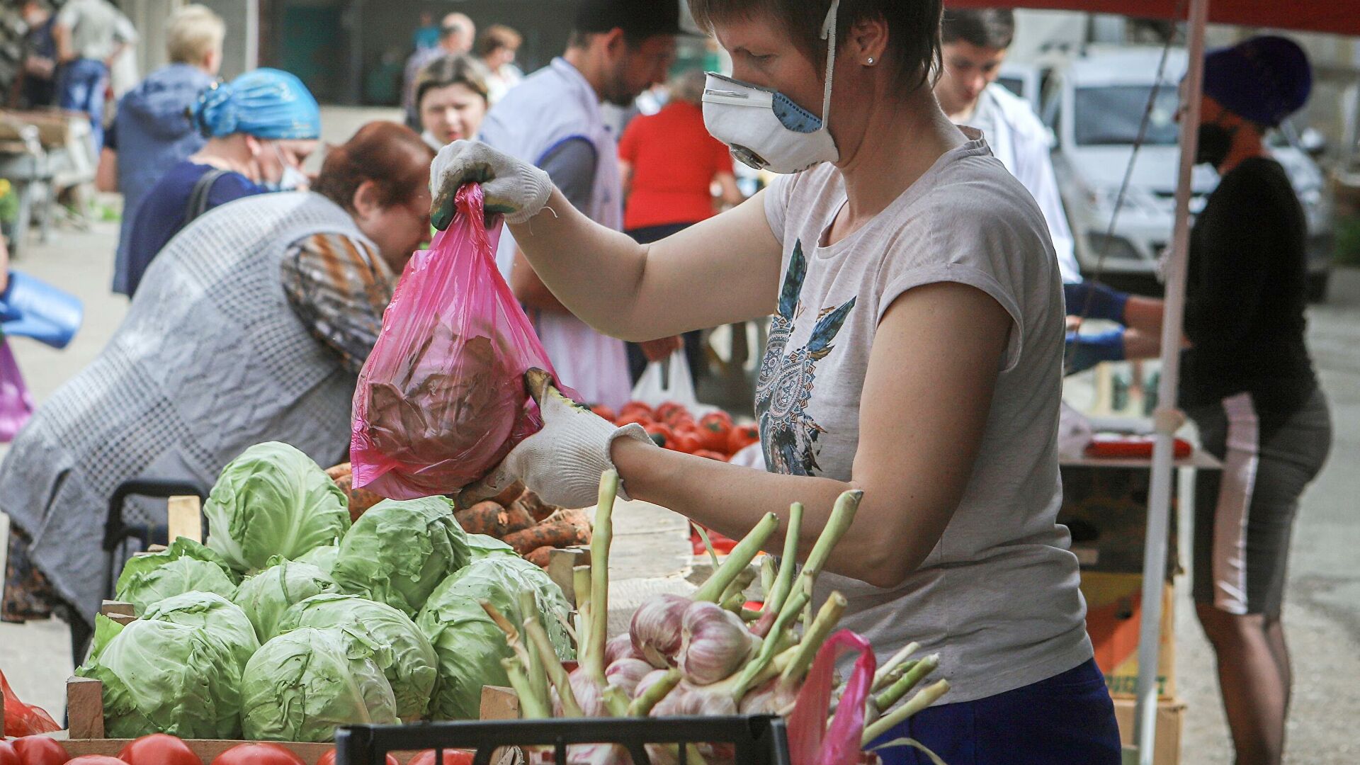 Рынок свежих овощей. Ярмарка выходного дня в Зюзино. Когда подешевеют овощи. В России подешевели огурцы. Ярмарки выходного дня возобновят работу в Москве 1 апреля.