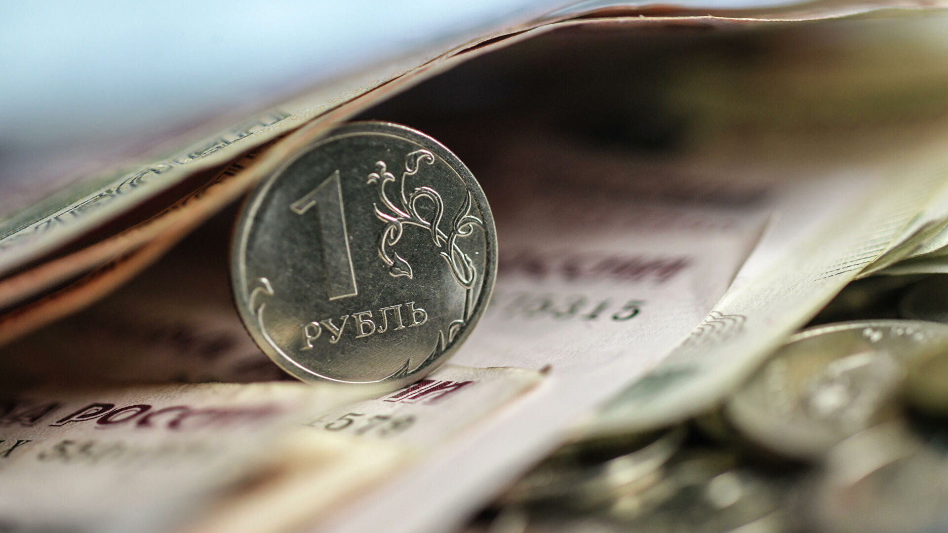 Рубль символически укрепился к доллару и евро 
