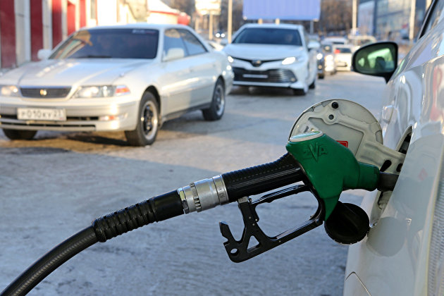 Больше всего бензина на свою зарплату могут купить жители Москвы