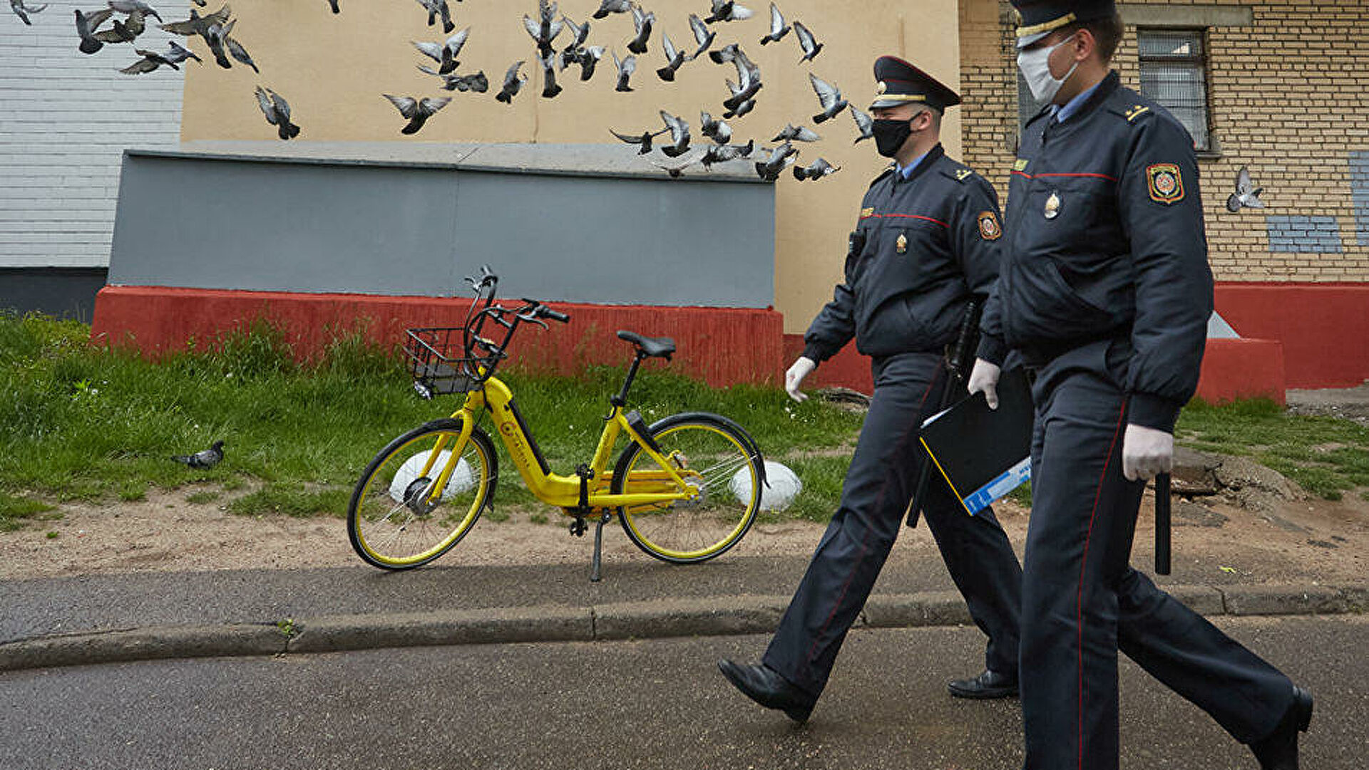 В Белоруссии задержали минчан, сбросивших дверь на силовиков 