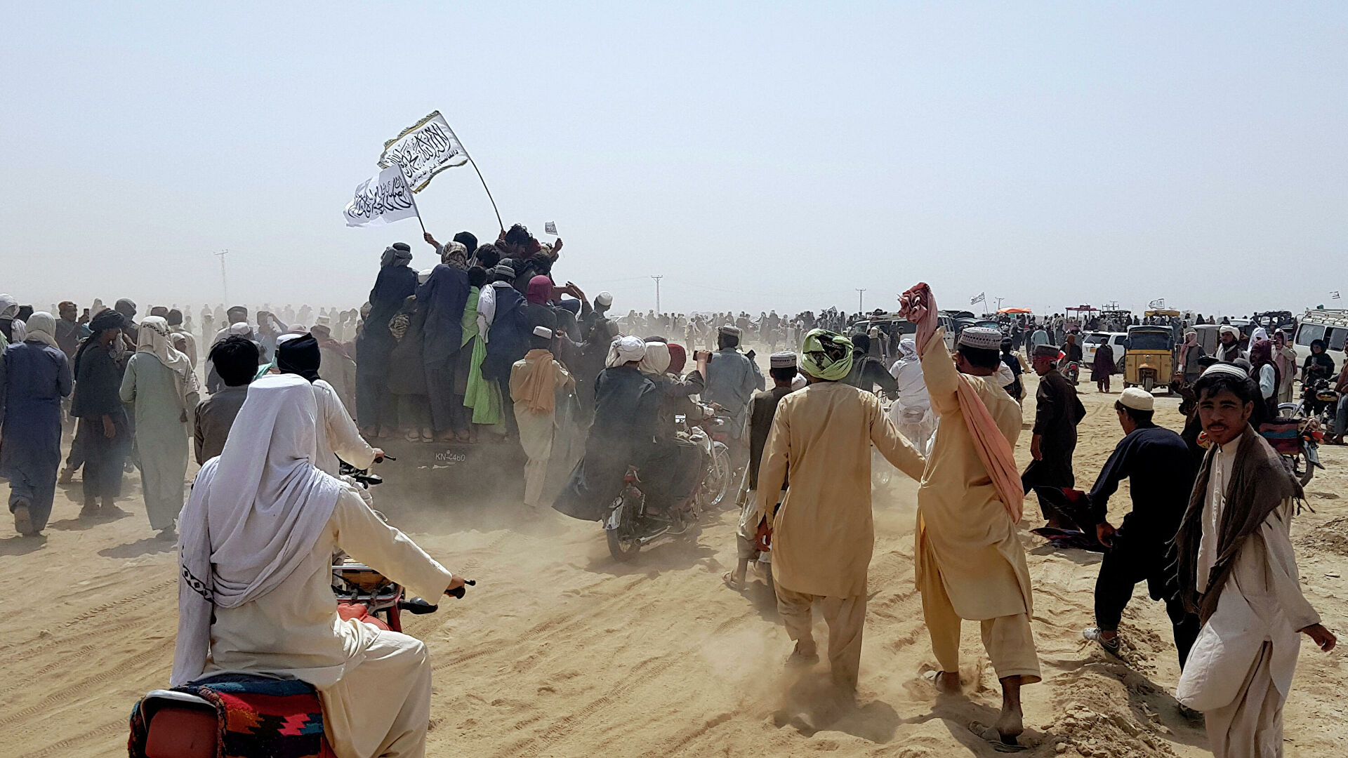 Талибы пригрозили жителям Кандагара, укрывающим военных 