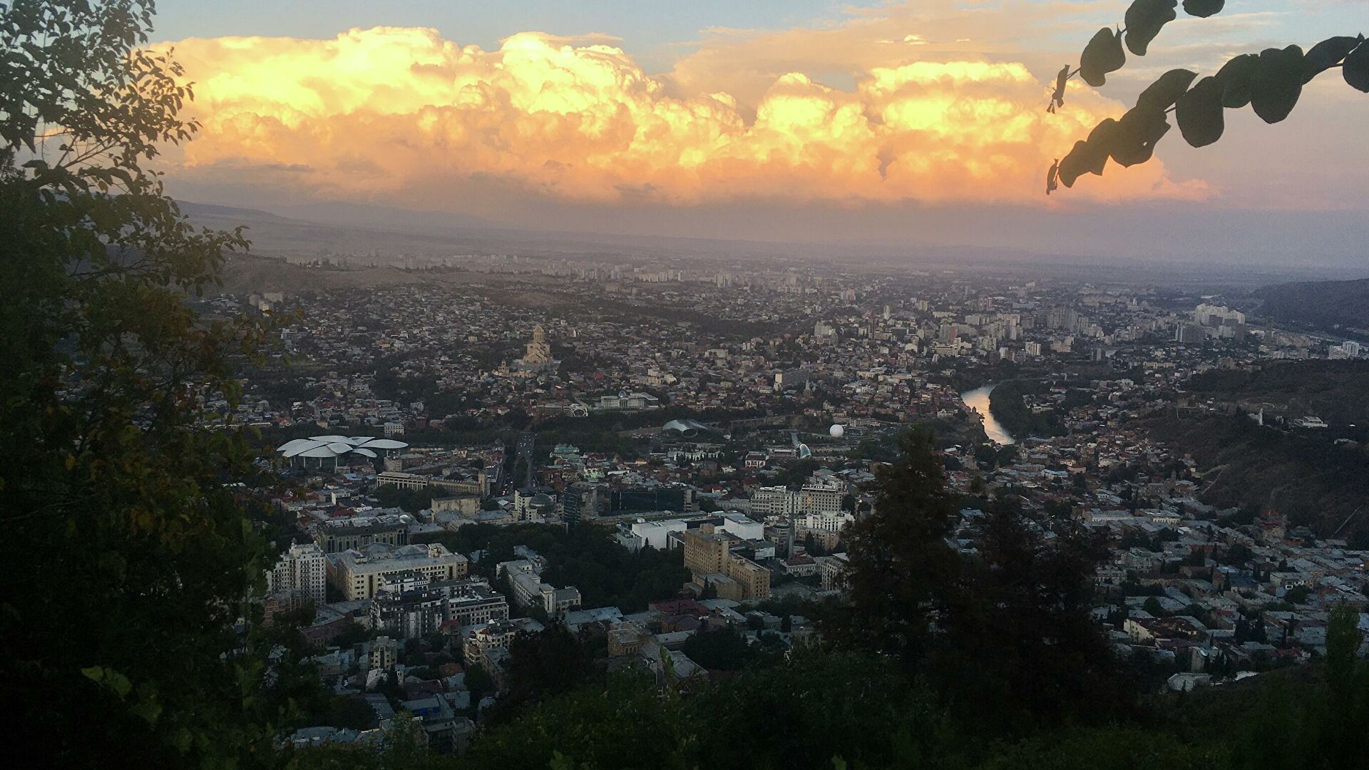 В Тбилиси обрушиласть часть скалы 
