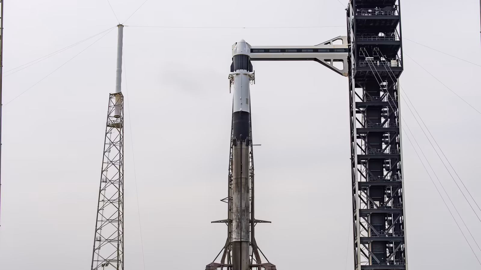 SpaceX отложила запуск грузового корабля Cargo Dragon к МКС на сутки