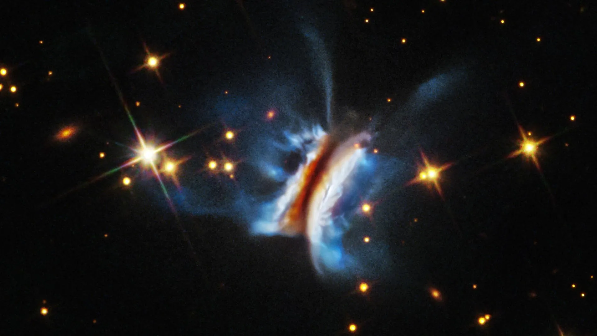 Hubble показал гигантский «вампирский» протопланетный диск «Дракула Чивито»