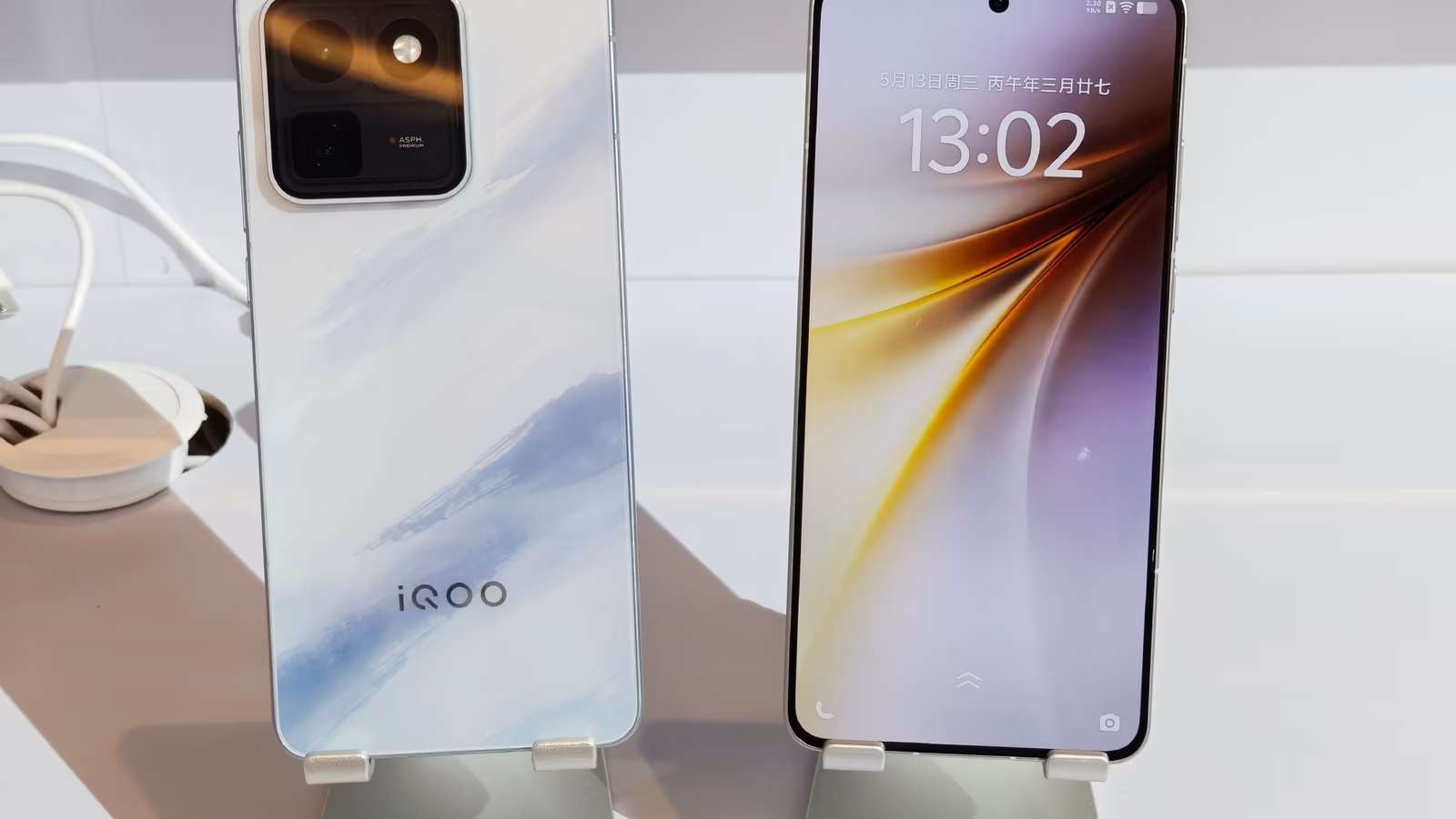 iQOO 15T показали вживую: 8000 мАч, 200 Мп камера и Dimensity 9500 Monster