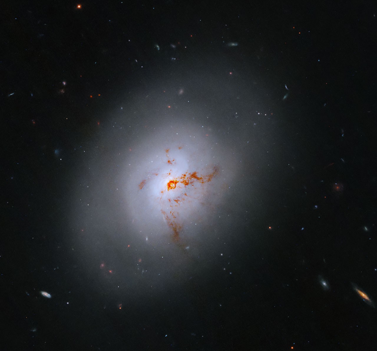 Hubble сфотографировал загадочную галактику в переходной стадии Hubble сфотографировал загадочную галактику в переходной стадии