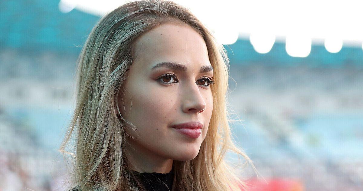 Загитова показала фото с молодым человеком в Диснейленде: «Не афишируем, но и не скрываем» Загитова показала фото с молодым человеком в Диснейленде: «Не афишируем, но и не скрываем»