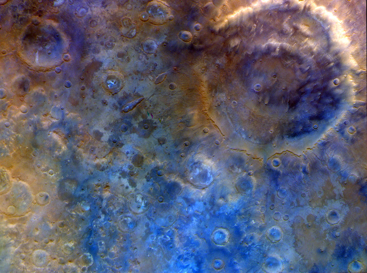Миссия NASA Psyche засняла огромный кратер Гюйгенс на Марсе Миссия NASA Psyche засняла огромный кратер Гюйгенс на Марсе