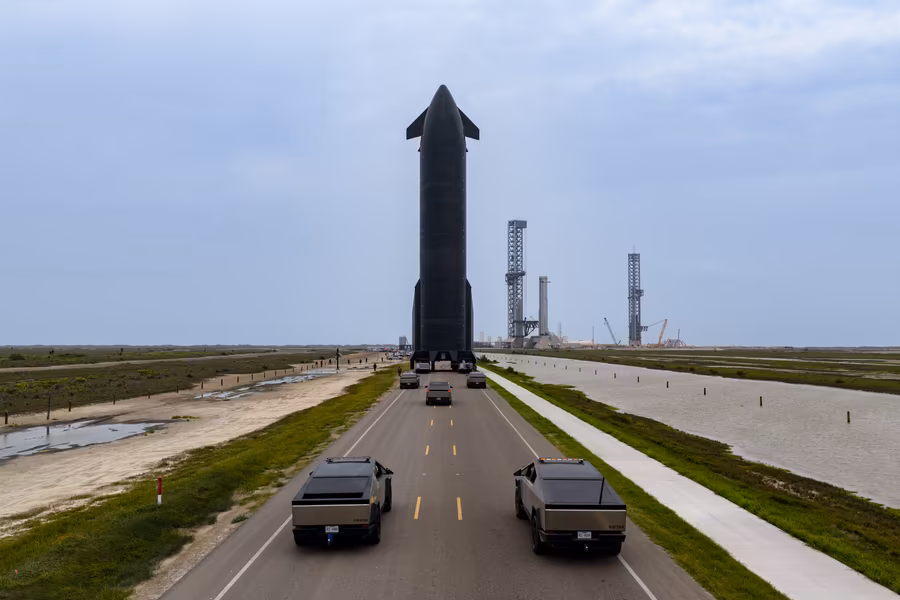 SpaceX перевозит Booster 19 и Ship S39 на стартовую площадку перед историческим запуском