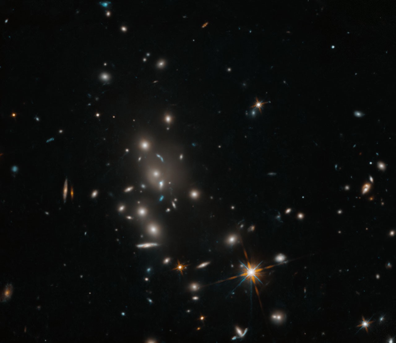 Hubble сфотографировал плотное скопление галактик