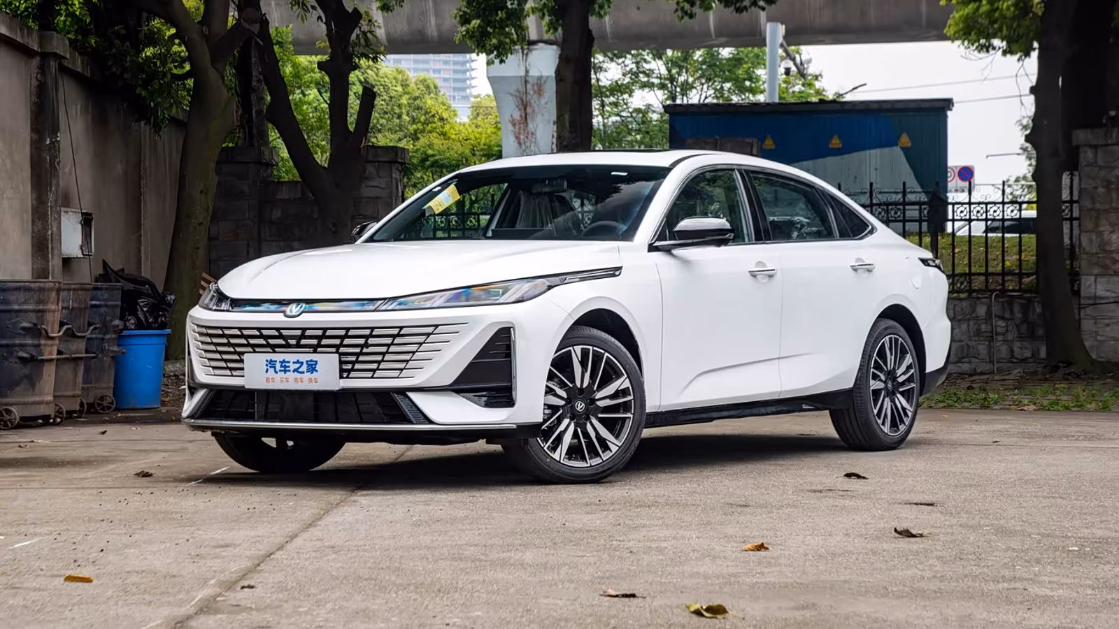 Бюджетный седан Changan Eado HEV получил 218 л.с. и ИИ DeepSeek по цене от 860 тыс. рублей