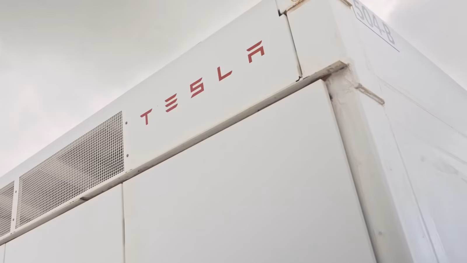 Tesla ��������� 180 Megapack 3 � �������: 700 ���� ��� �������������
