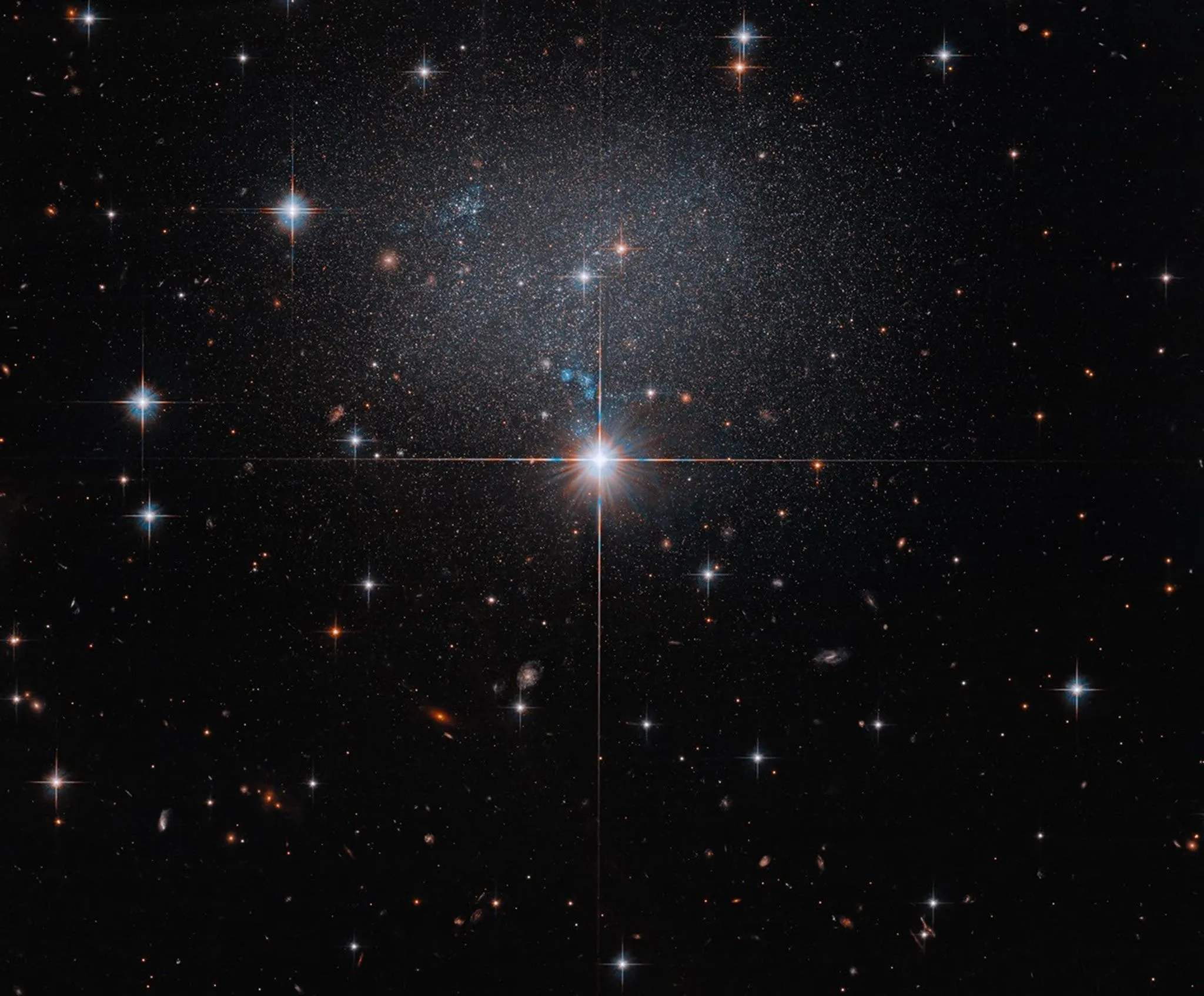 Hubble сфотографировал редкую карликовую неправильную галактику ESO 490-017