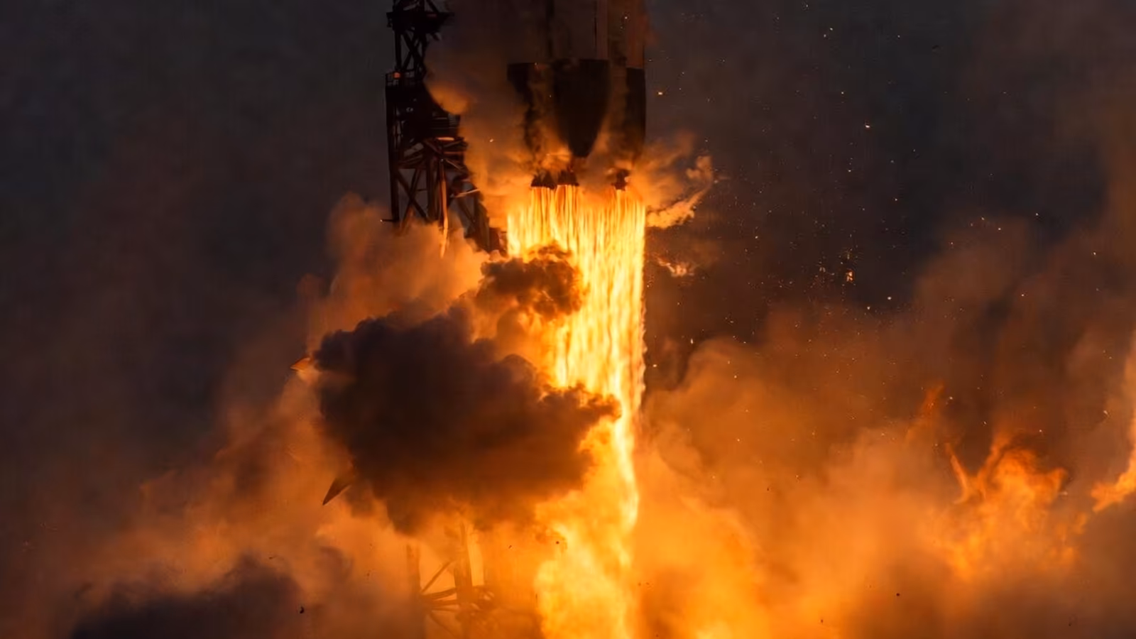 Экипаж «Шэньчжоу-21» вернулся на Землю после 210 дней и космического ЧП