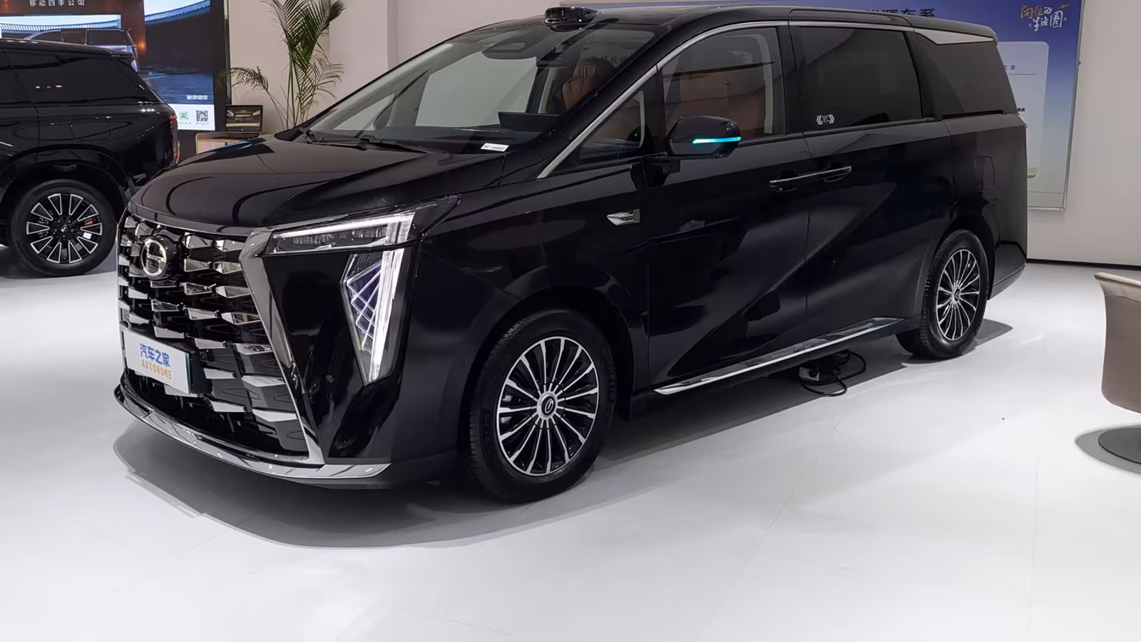������ Toyota Alphard, �� ������ �����: 557-������� GAC Trumpchi M8 PHEV L �������� � �������