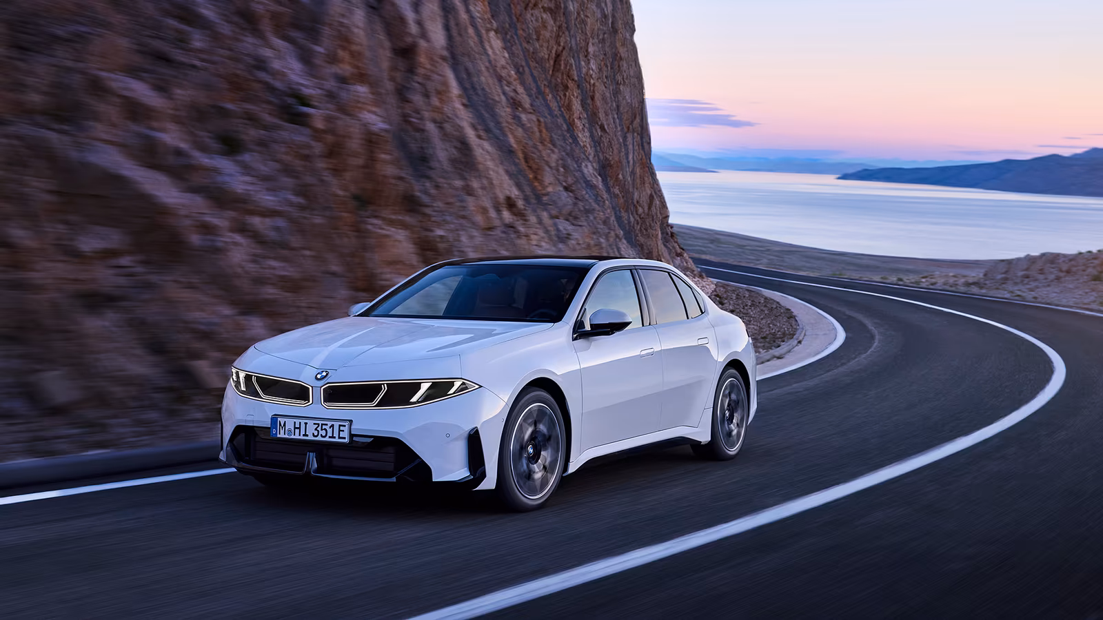 BMW i3 50 xDrive First Edition: 463 �.�., ������ ������ � 900 �� ����