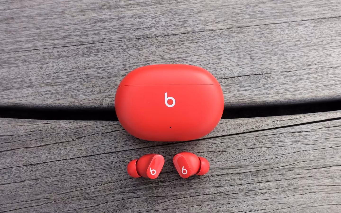 Apple ������� ����������� Bluetooth-���������� � Beats Studio Buds