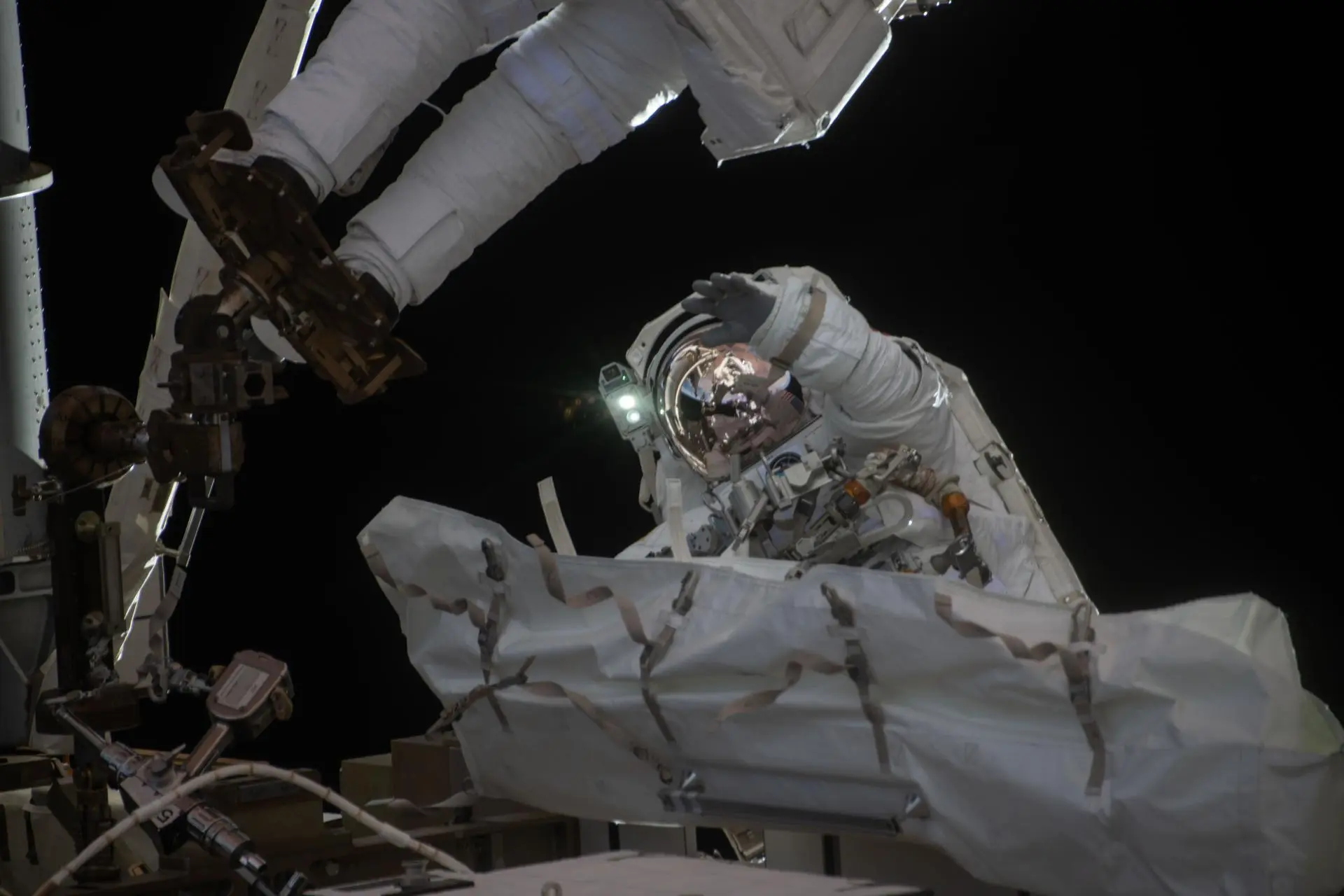 Астронавты NASA заменят сустав манипулятора Canadarm2 на МКС 30 июня