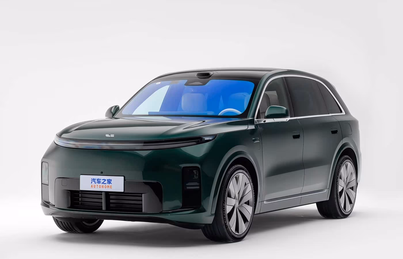 Li Auto L8 ����������� � �����: 571 �.�., ������ ������ � ���� �� 370 ���. ����� (4,0 ��� ������)