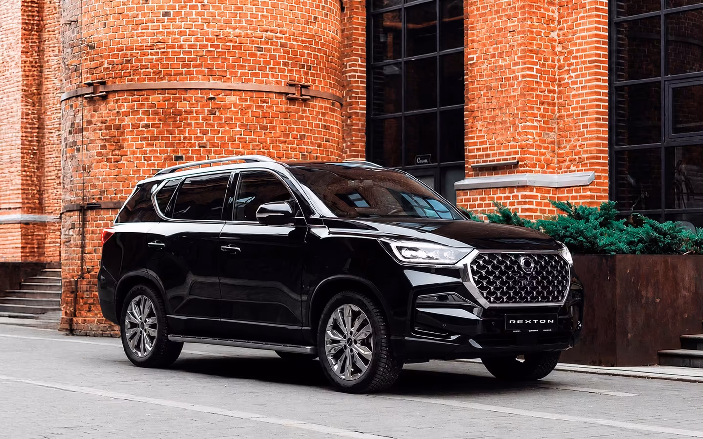 ��������� ����������� KGM Rexton � ������ �������� � ��������� 5 ��� �������� � ������ � ���� 5,9 ��� ������