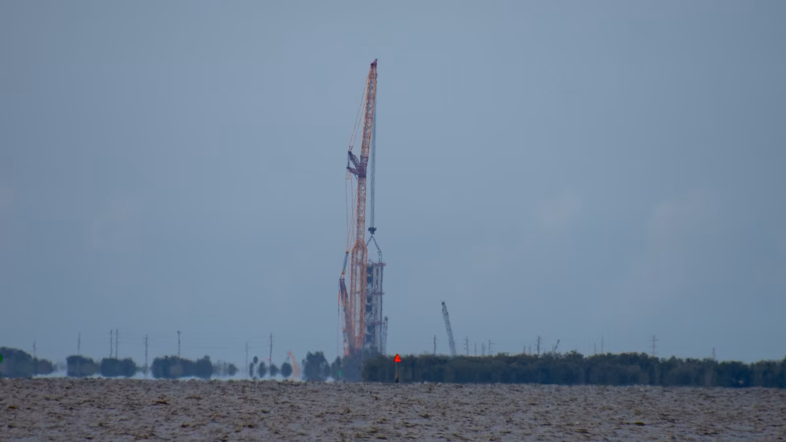 На мысе Канаверал началось строительство башни Mechazilla для Starship: установлены первые секции На мысе Канаверал началось строительство башни Mechazilla для Starship: установлены первые секции