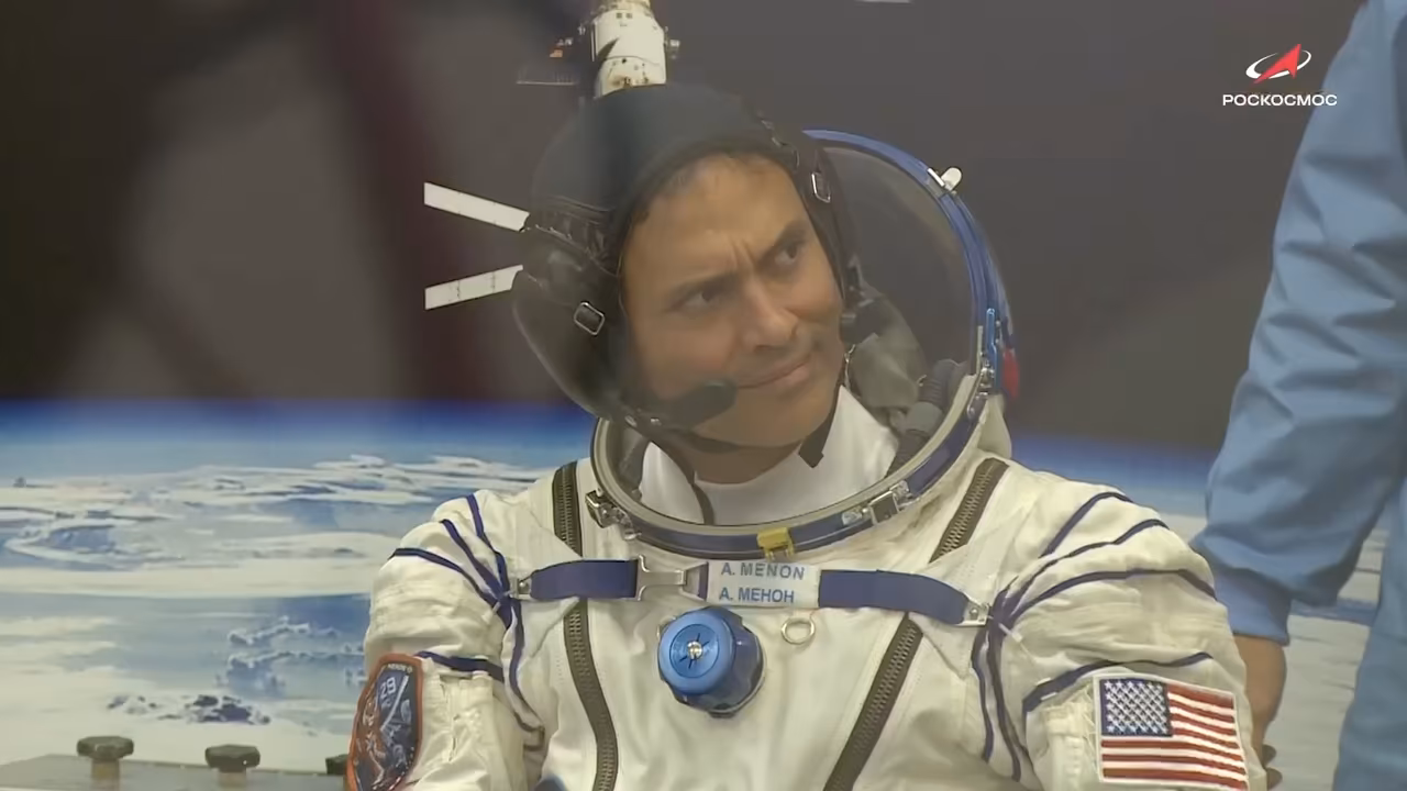 Экипаж корабля «Союз МС-29» провёл первую примерку скафандров и систем
