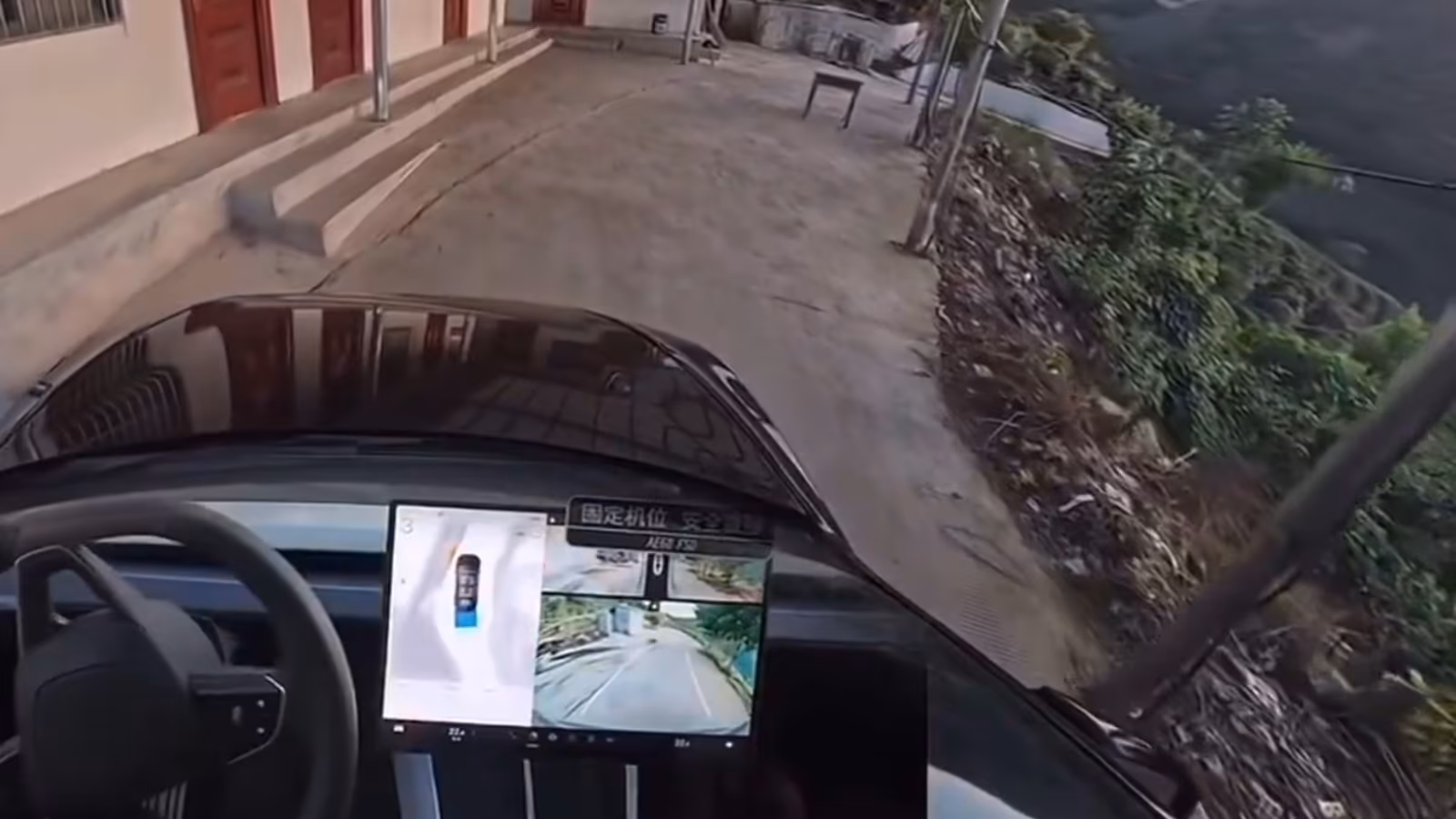 Tesla FSD проехала 7 минут задним ходом по краю обрыва Tesla FSD проехала 7 минут задним ходом по краю обрыва