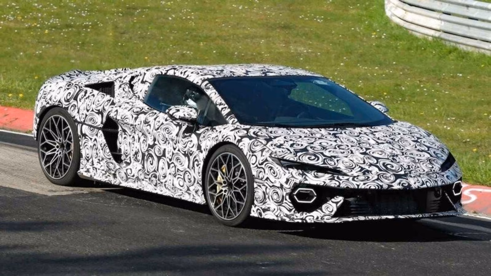 Прототип Lamborghini Temerario Spyder замечен на Нюрбургринге: премьера открытого гибридного суперкара близка