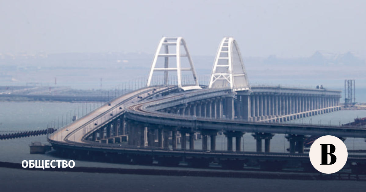 Перед Крымским мостом скопилось 800 машин в пробке
