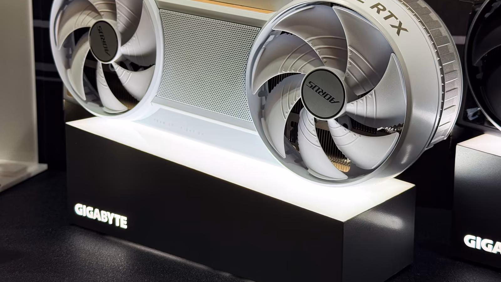 Gigabyte представила RTX 5080 в деревянном корпусе Aorus Infinity Wood