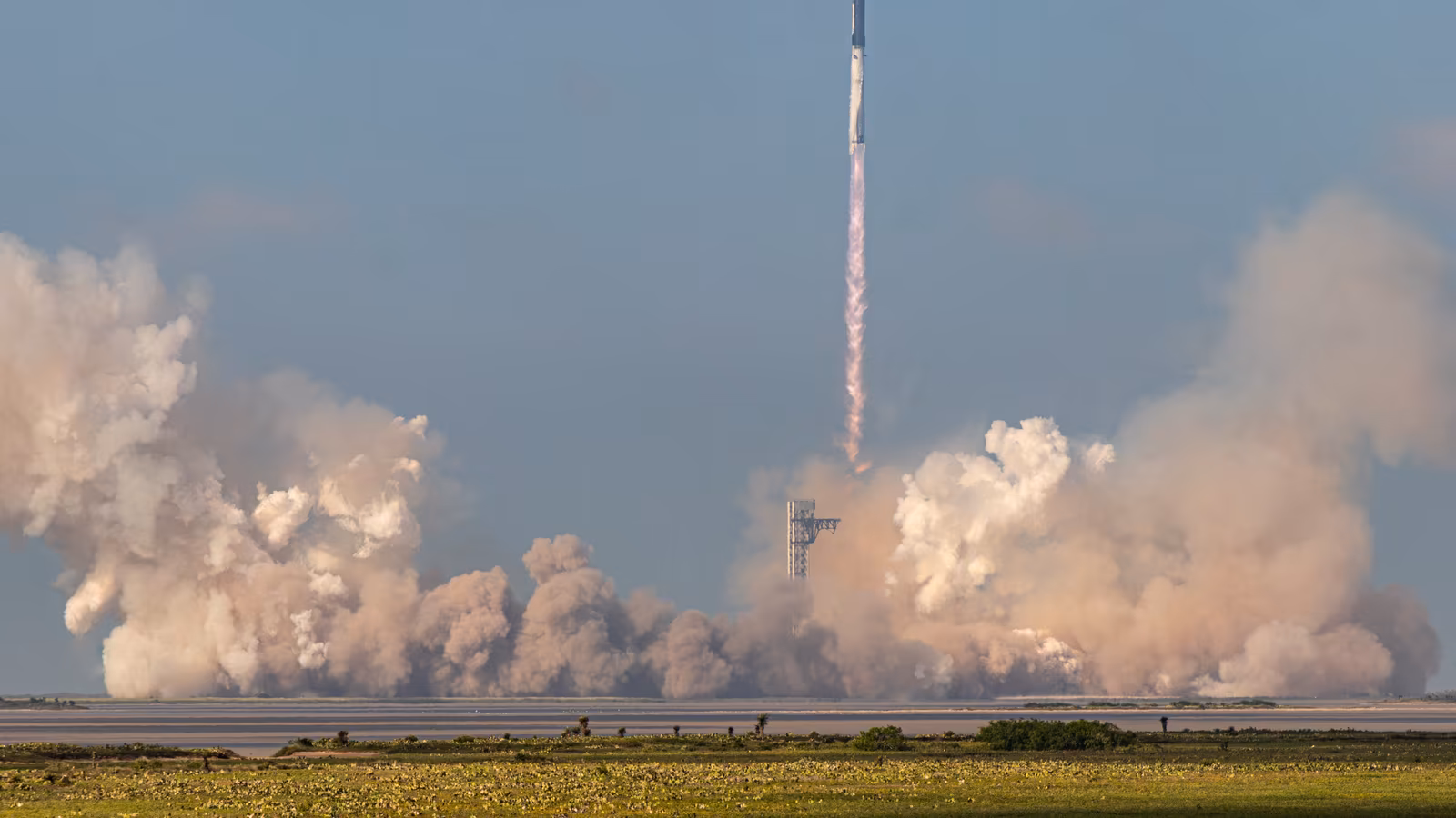 Starship V3 взлетает мощнее и чище: новое сравнение запусков SpaceX