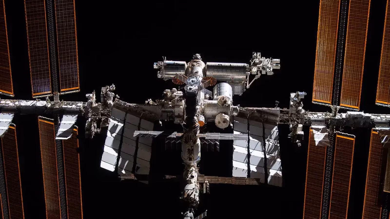 Трещины на МКС: NASA констатирует проблему, «Роскосмос» приостановил ремонт