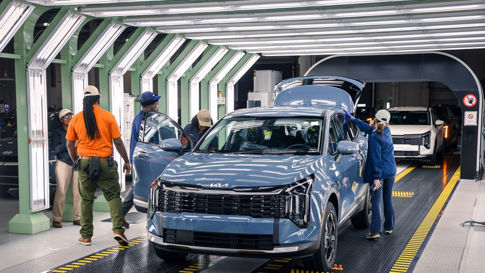 Hyundai запустил выпуск бензиновых Kia Sportage на заводе в США, построенном для электромобилей