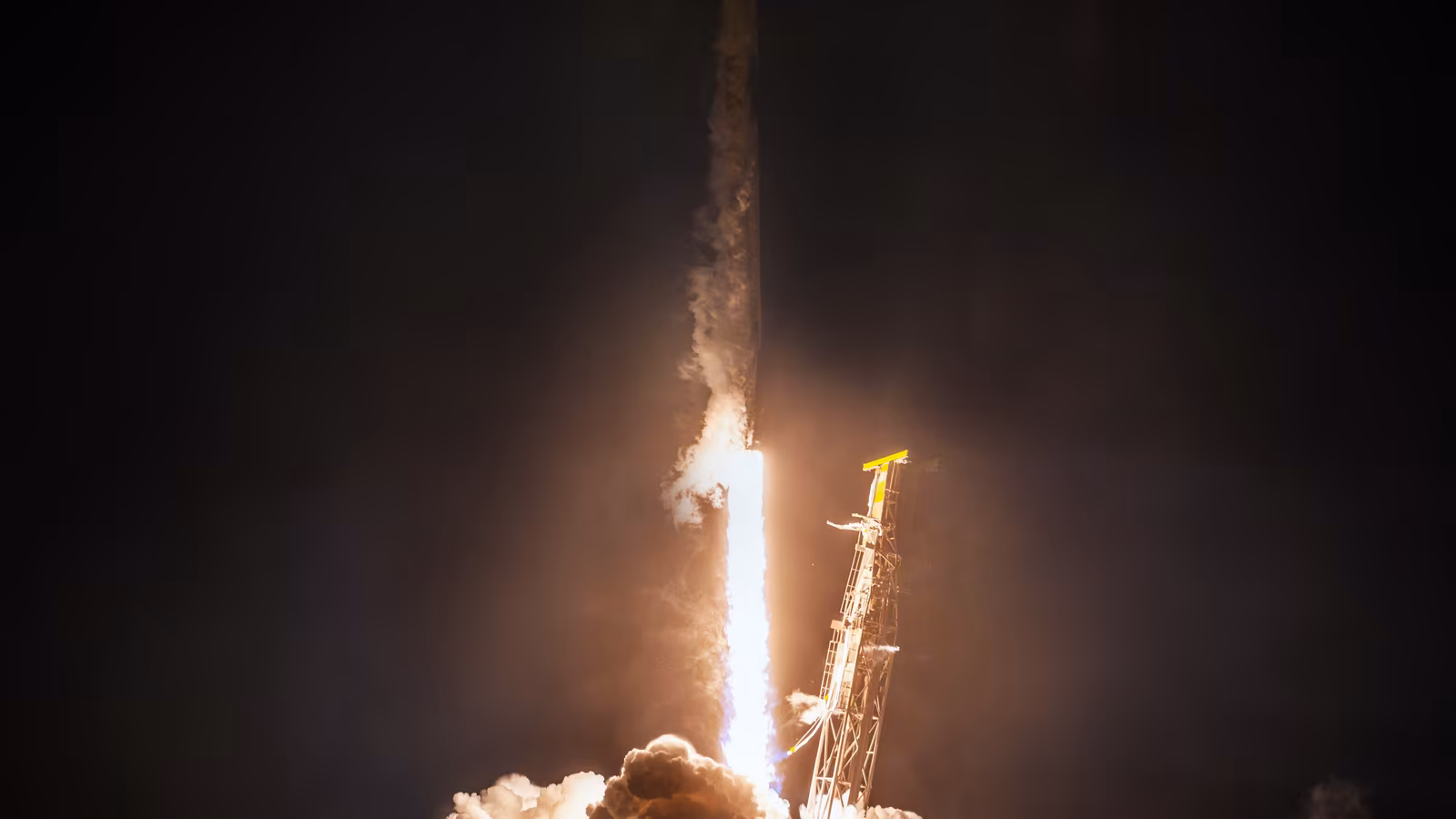 Falcon 9 вывела на орбиту спутники Starlink и Starshield в одном запуске