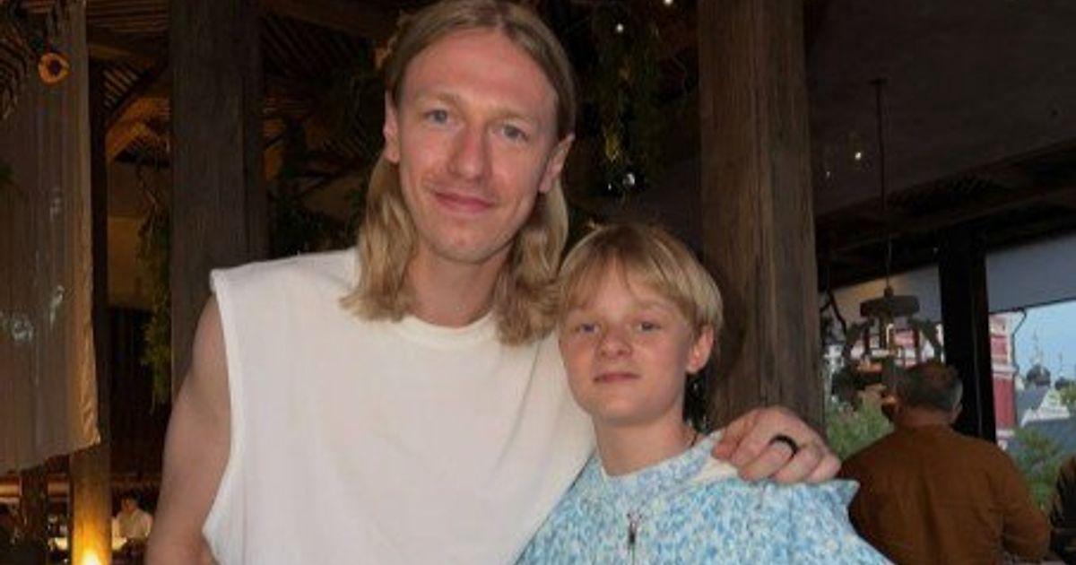 Матвей Сафонов подарил сыну Плющенко вратарский свитер ПСЖ с автографом Матвей Сафонов подарил сыну Плющенко вратарский свитер ПСЖ с автографом