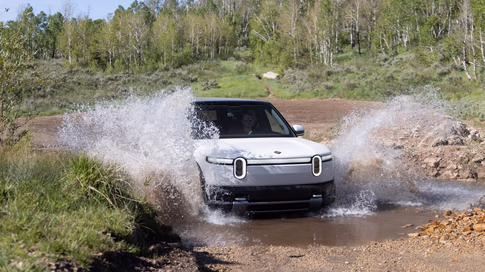 Rivian начала поставки кроссовера R2: цена ниже $45 000 и конкуренция с Tesla Model Y